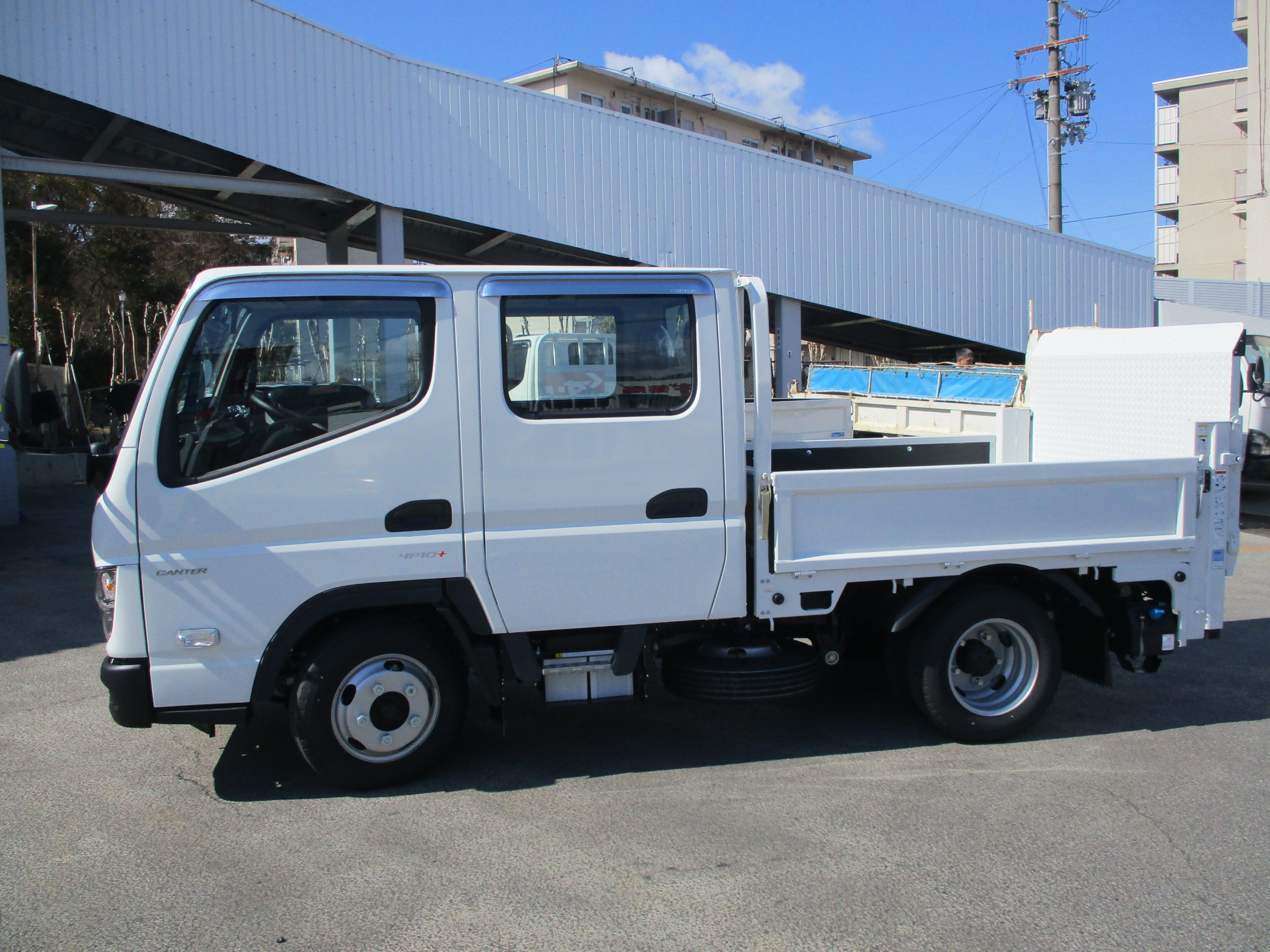 NEWモデルキャンター　2トンダブルキャブ