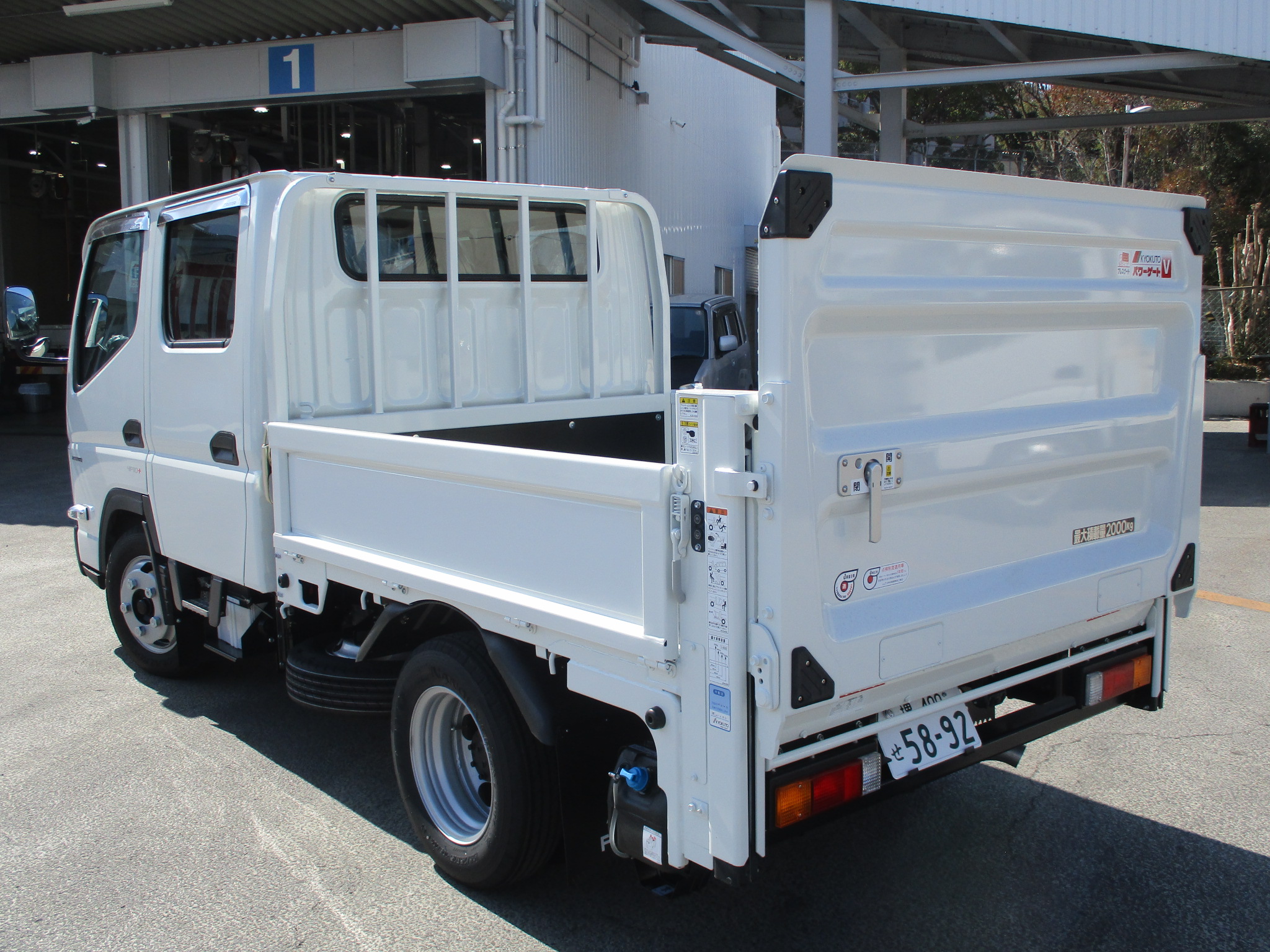 NEWモデルキャンター　2トンダブルキャブ