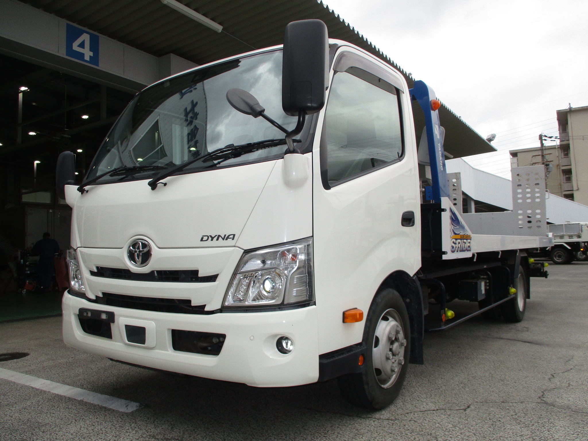 令和2年式　トヨタダイナ　2.9ｔ積載車
