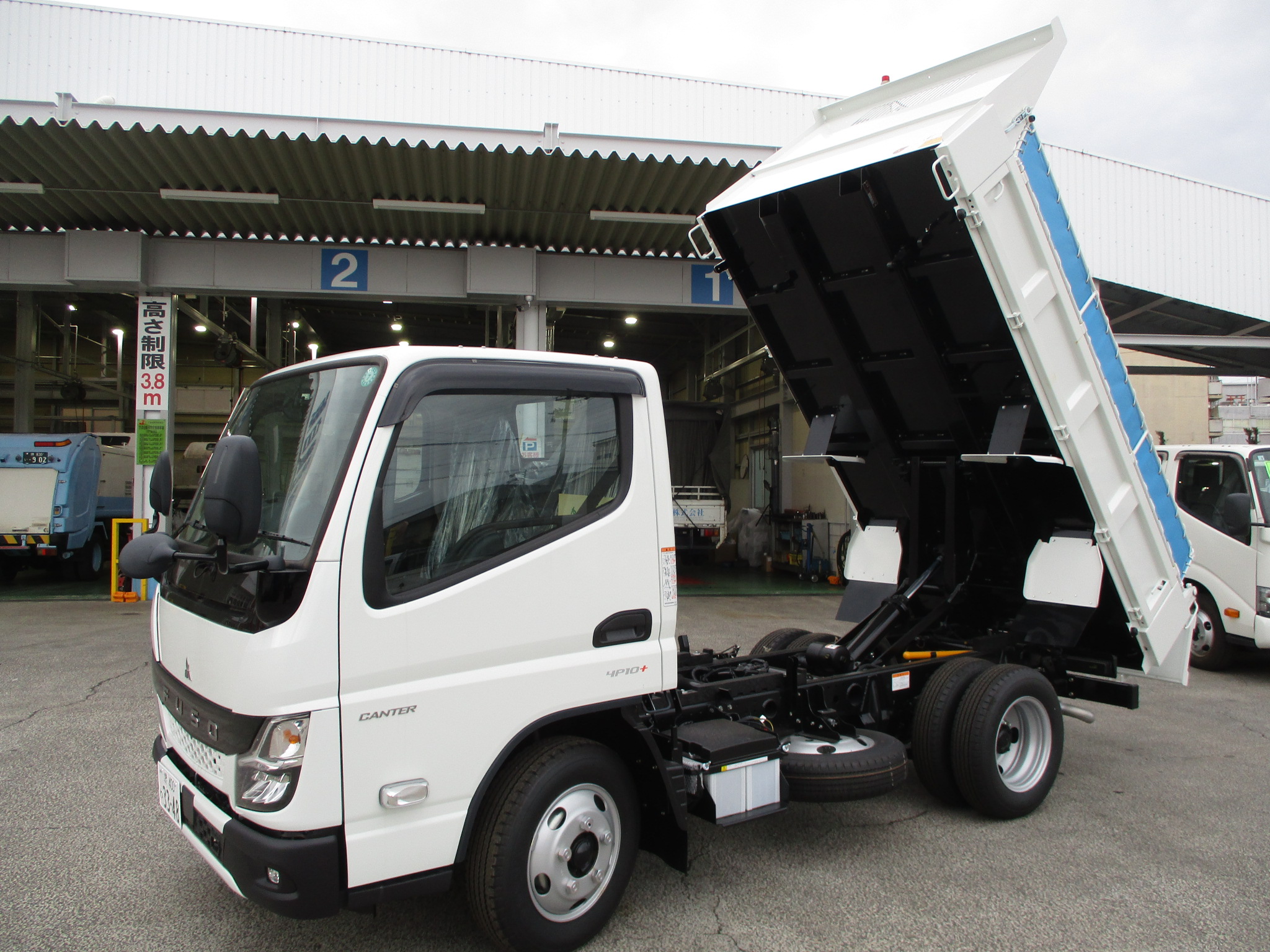 登録済み未使用車 NEWモデルキャンター 3トンダンプ