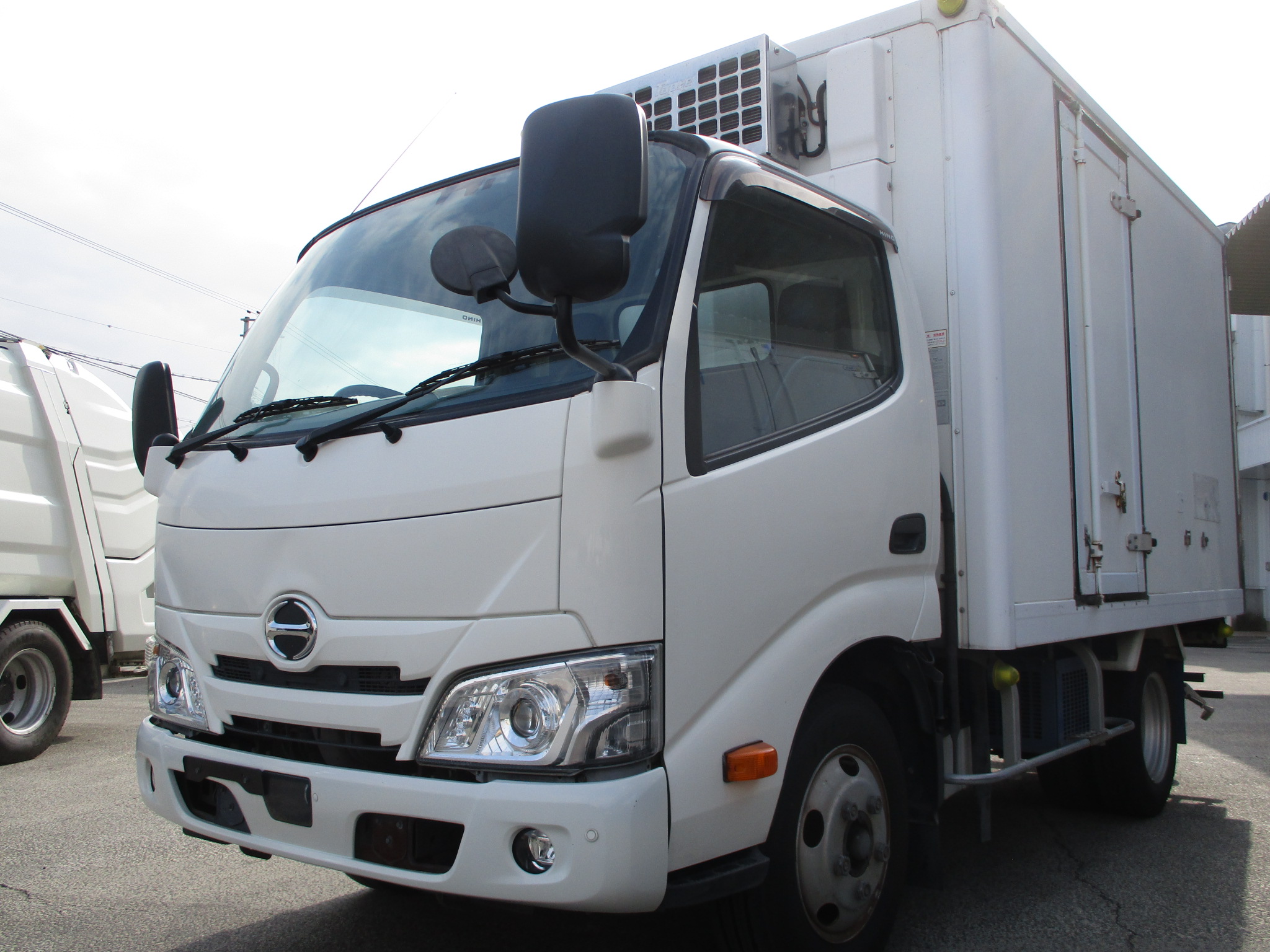 令和2年式　日野デュトロ　2トン冷凍車