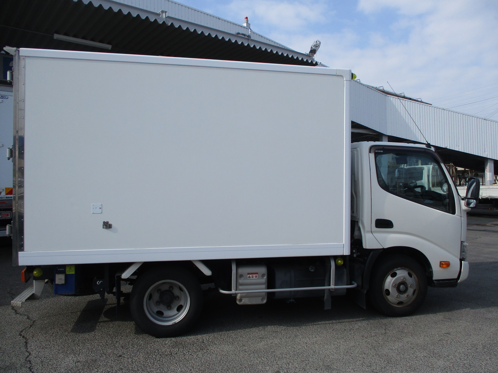 令和2年式　日野デュトロ　2トン冷凍車