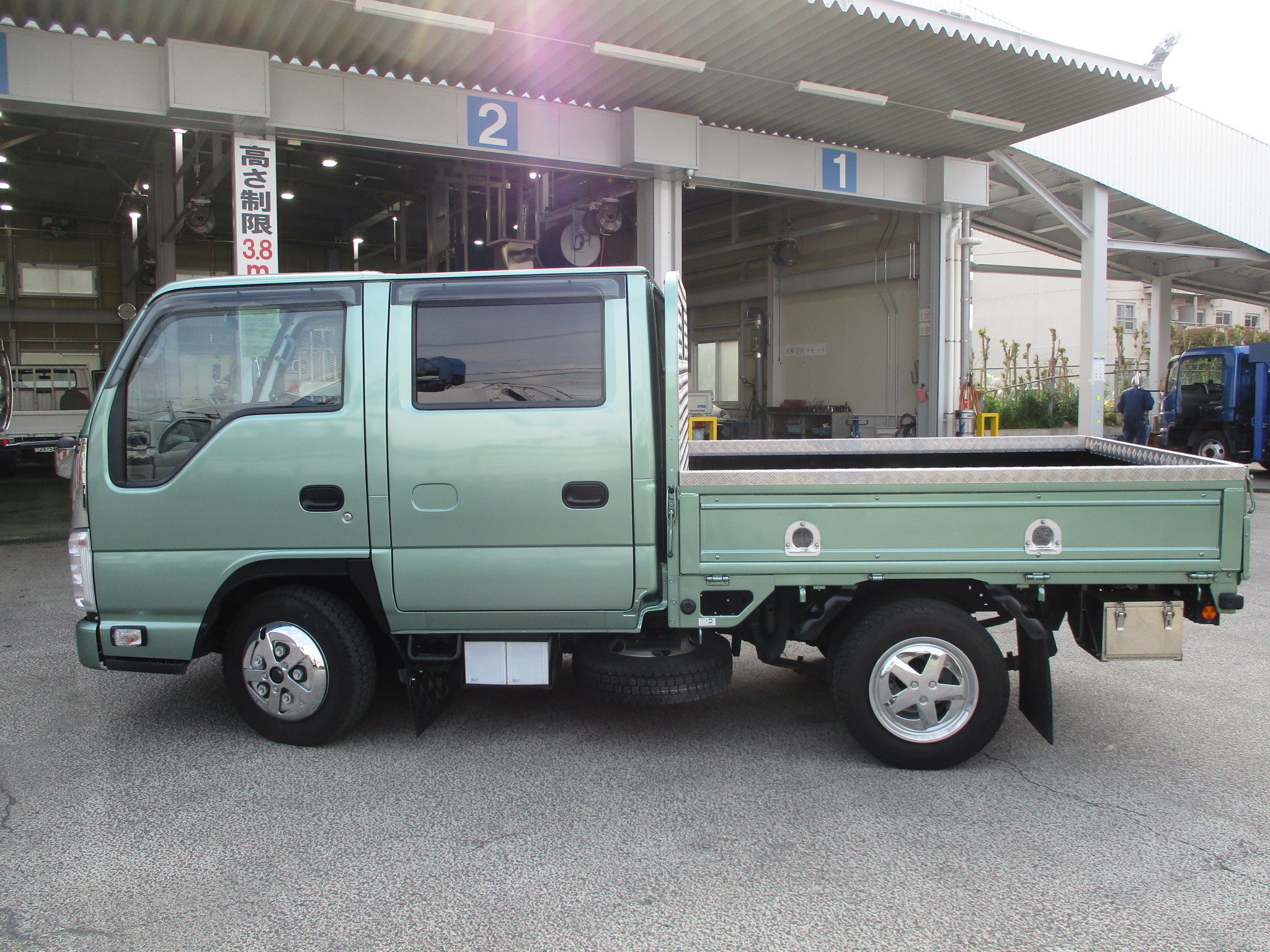 平成30年式　いすゞエルフ　2ｔＷキャブ