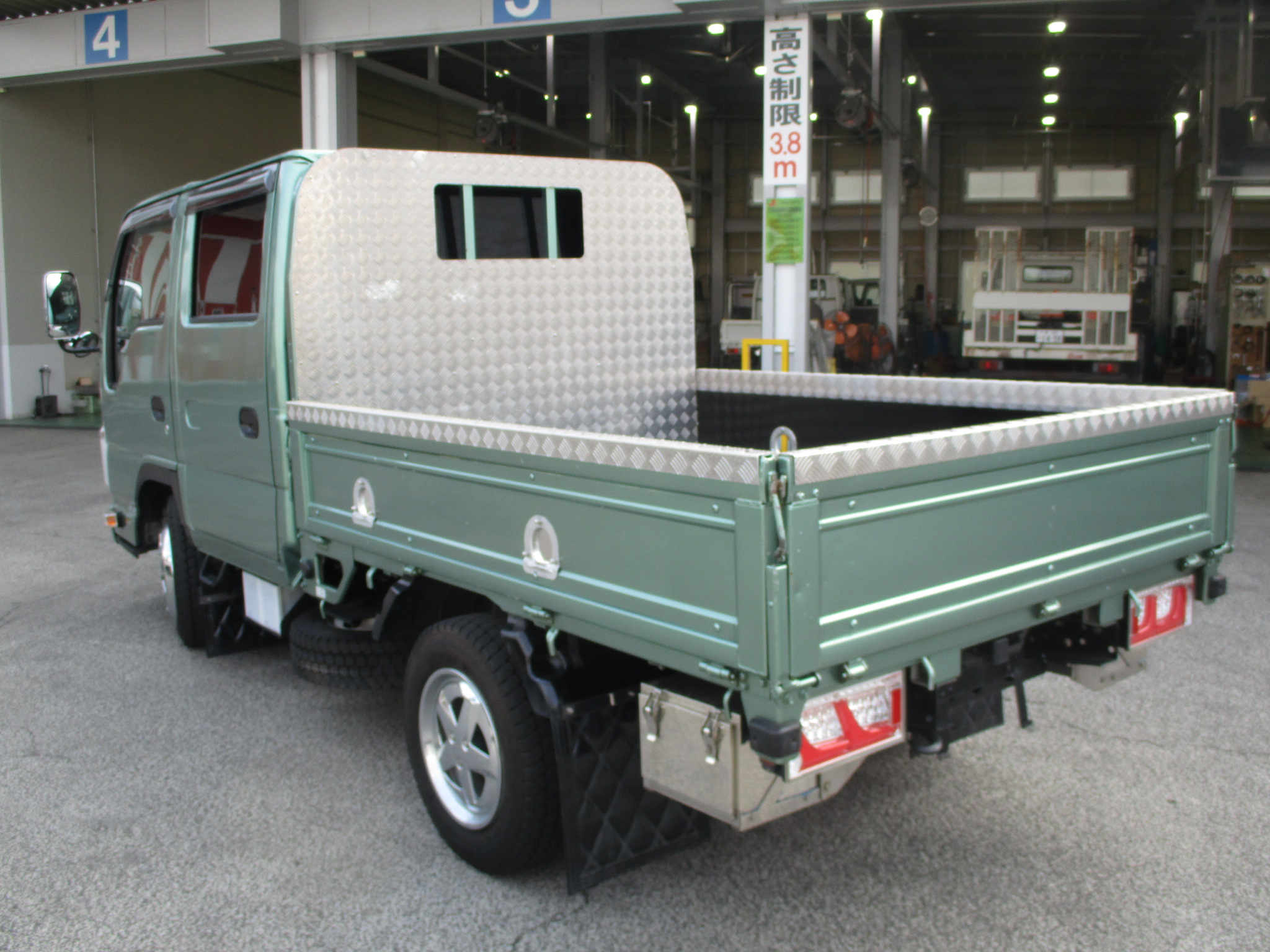 平成30年式　いすゞエルフ　2ｔＷキャブ