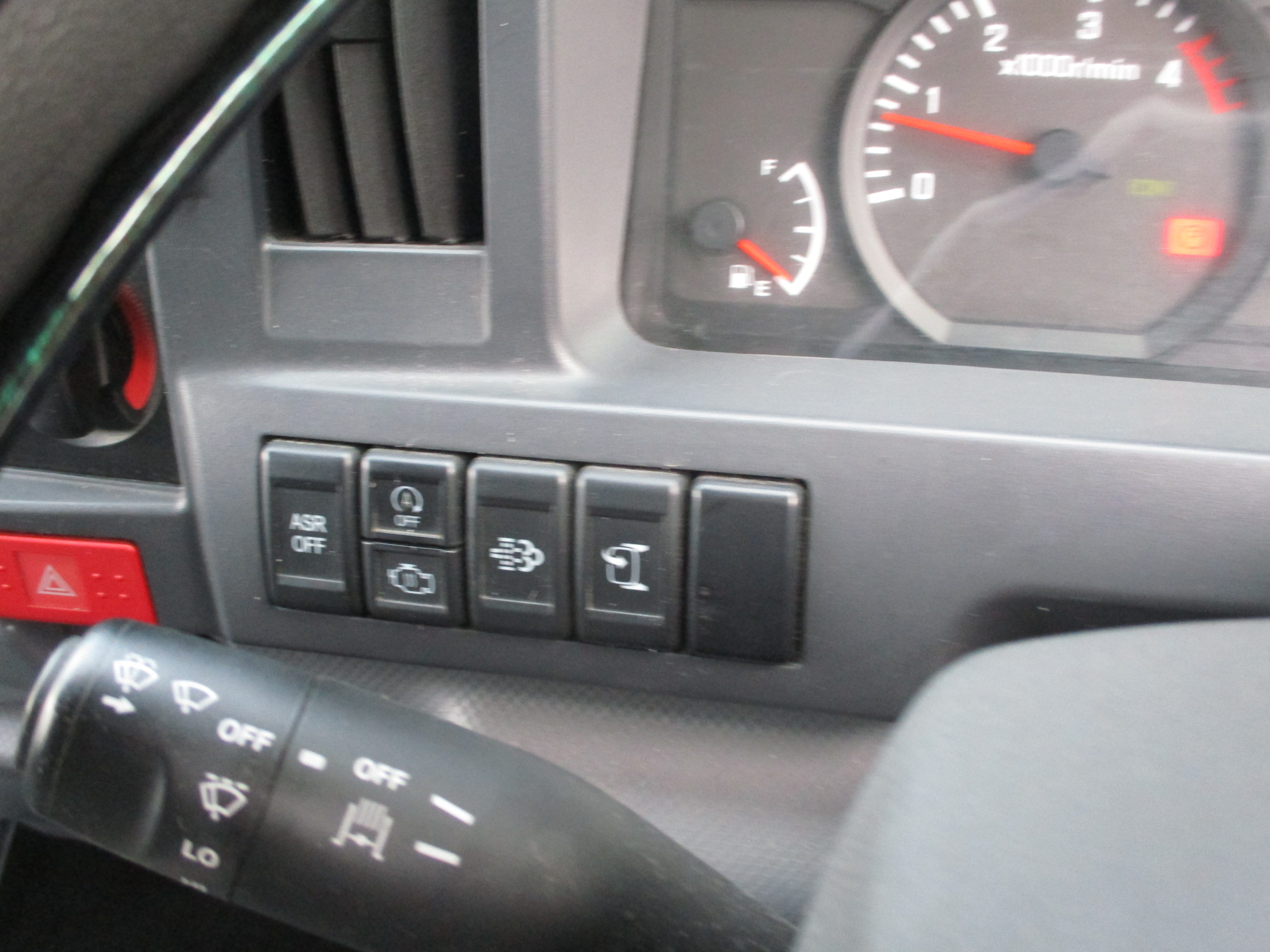 平成30年式　いすゞエルフ　2ｔＷキャブ