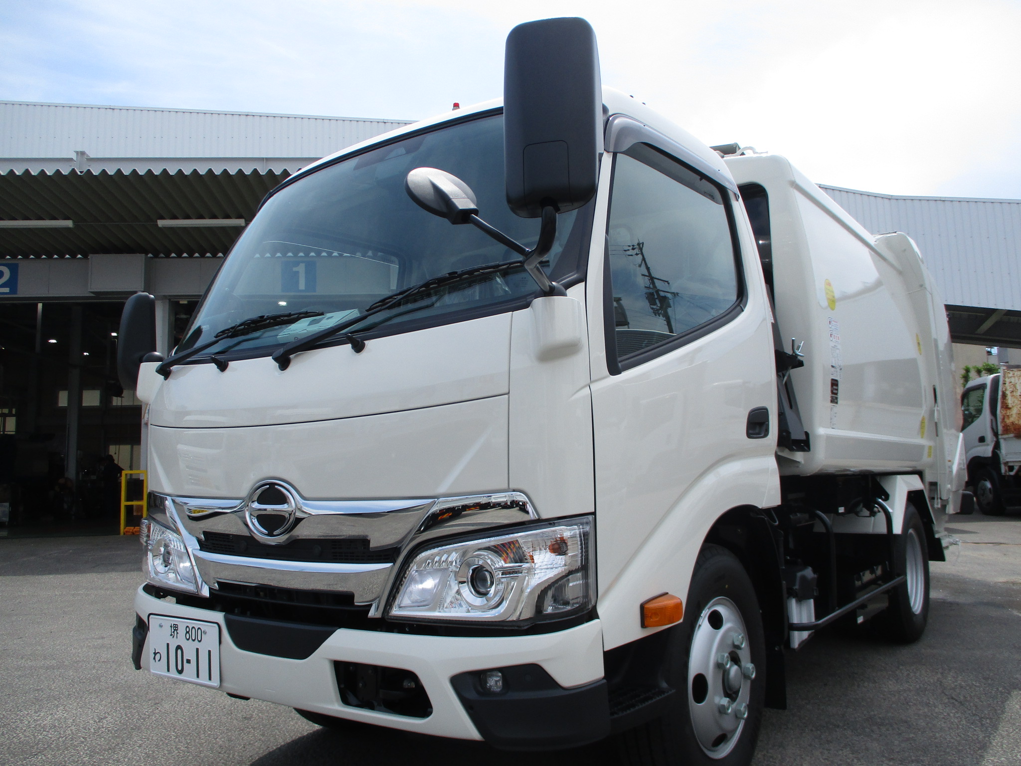 令和8年式 登録済み未使用車 日野デュトロ 極東製プレス式塵芥車 2トン 4.3立米