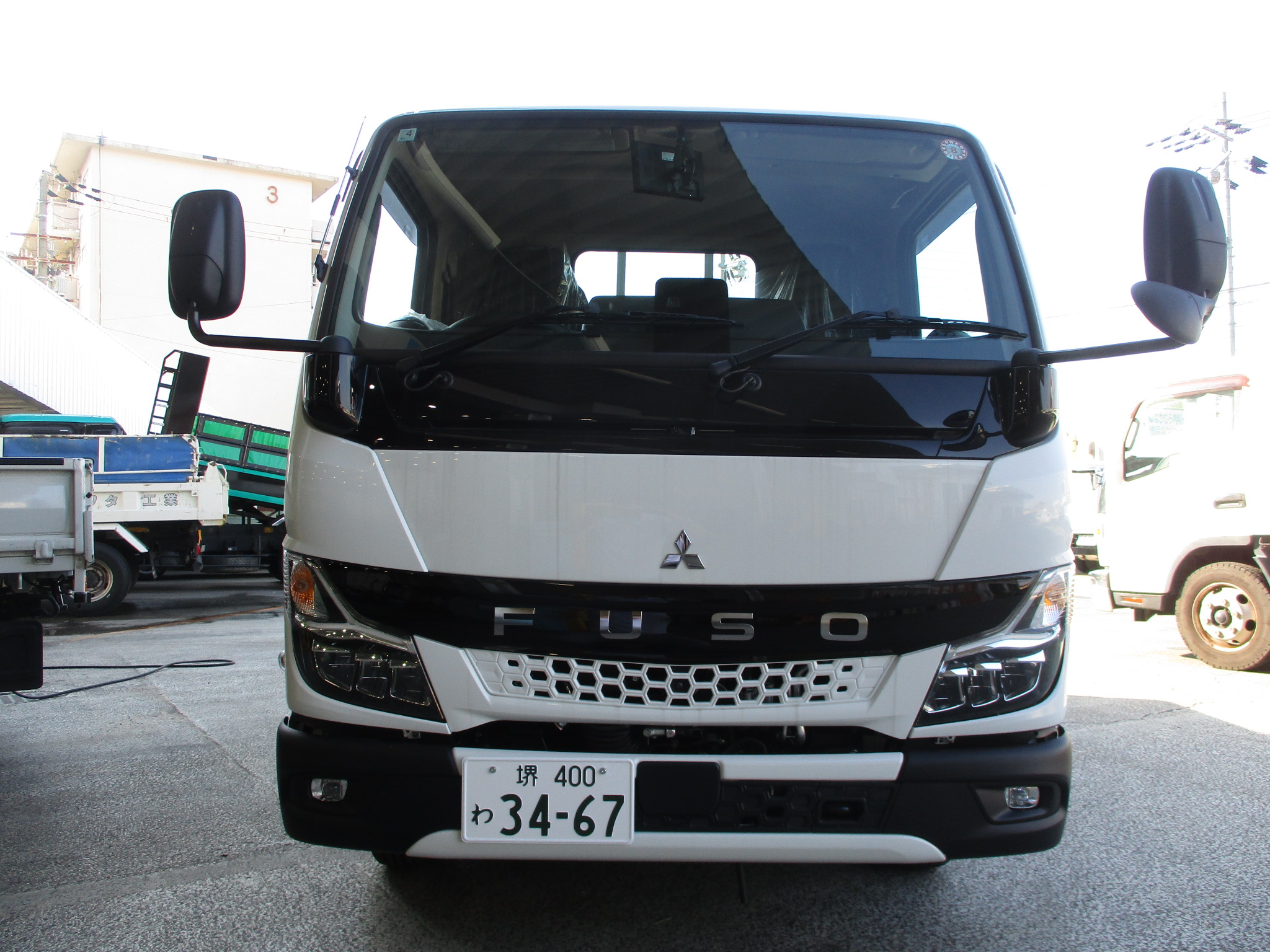 登録済み未使用車　三菱キャンター　2ｔショート平　床、鳥居鉄板付き