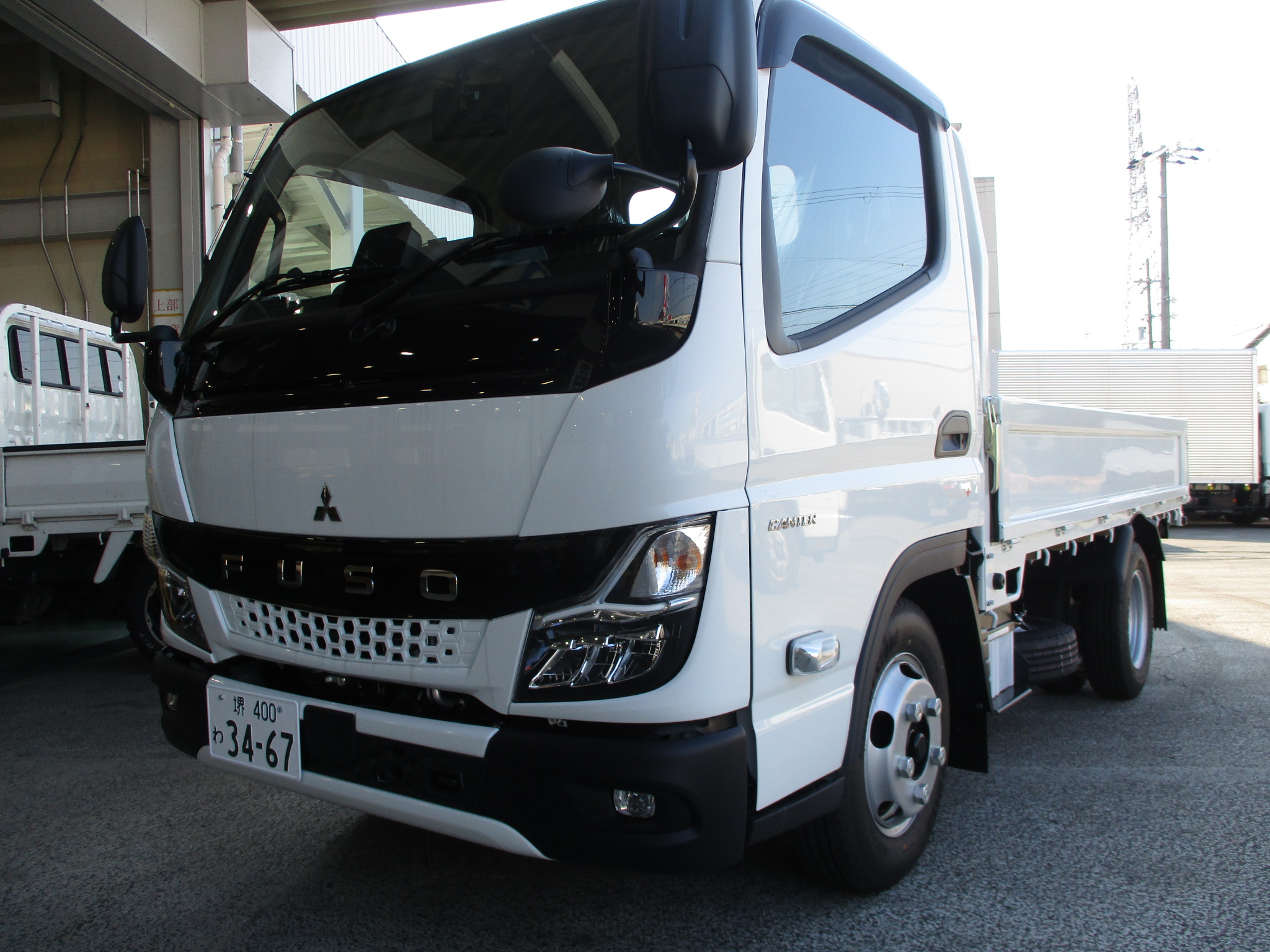 登録済み未使用車　三菱キャンター　2ｔショート平　床、鳥居鉄板付き