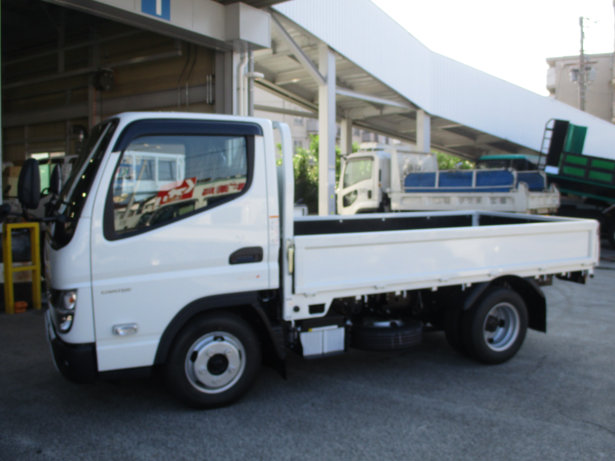 登録済み未使用車　三菱キャンター　2ｔショート平　床、鳥居鉄板付き