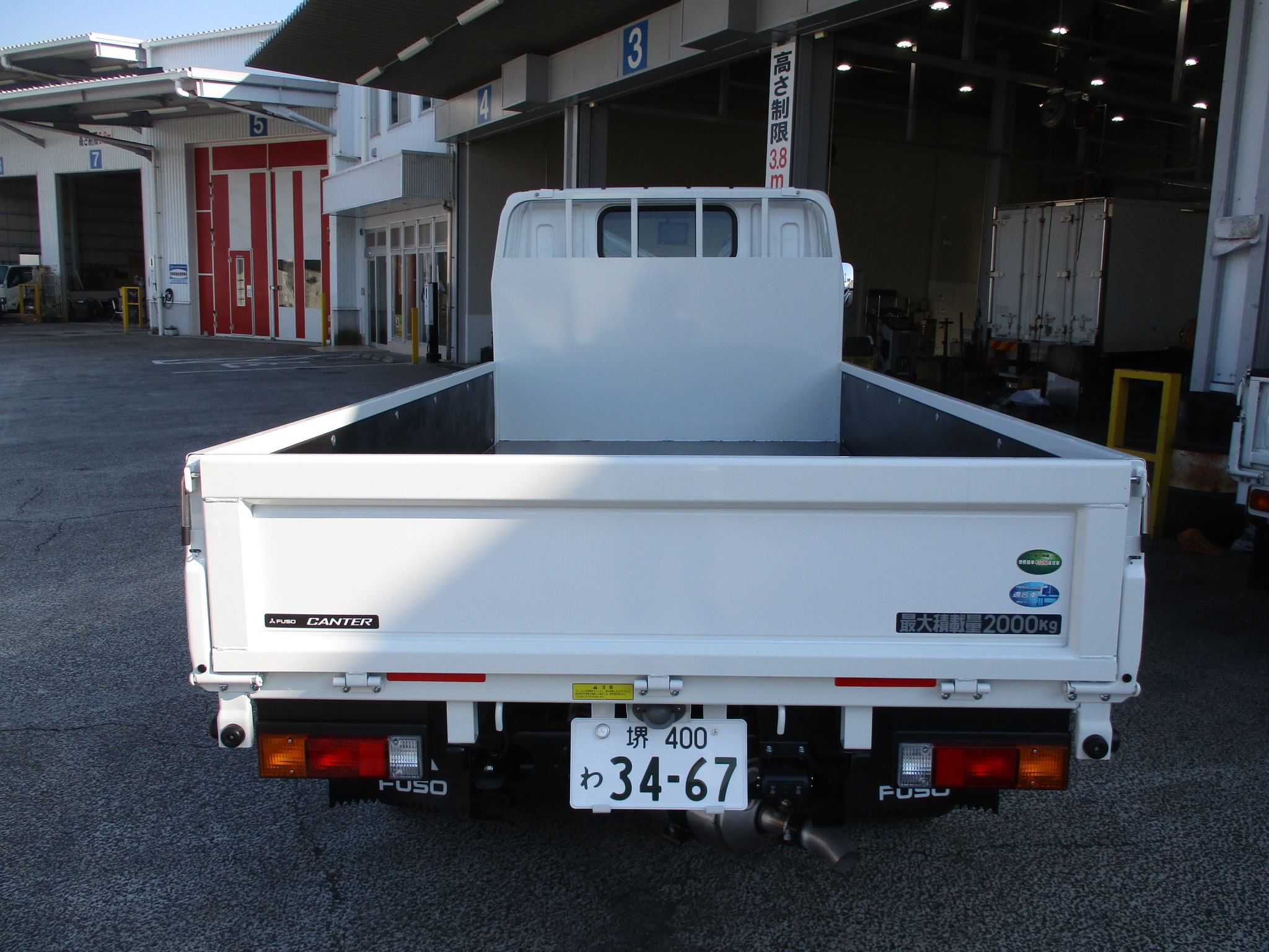 登録済み未使用車　三菱キャンター　2ｔショート平　床、鳥居鉄板付き