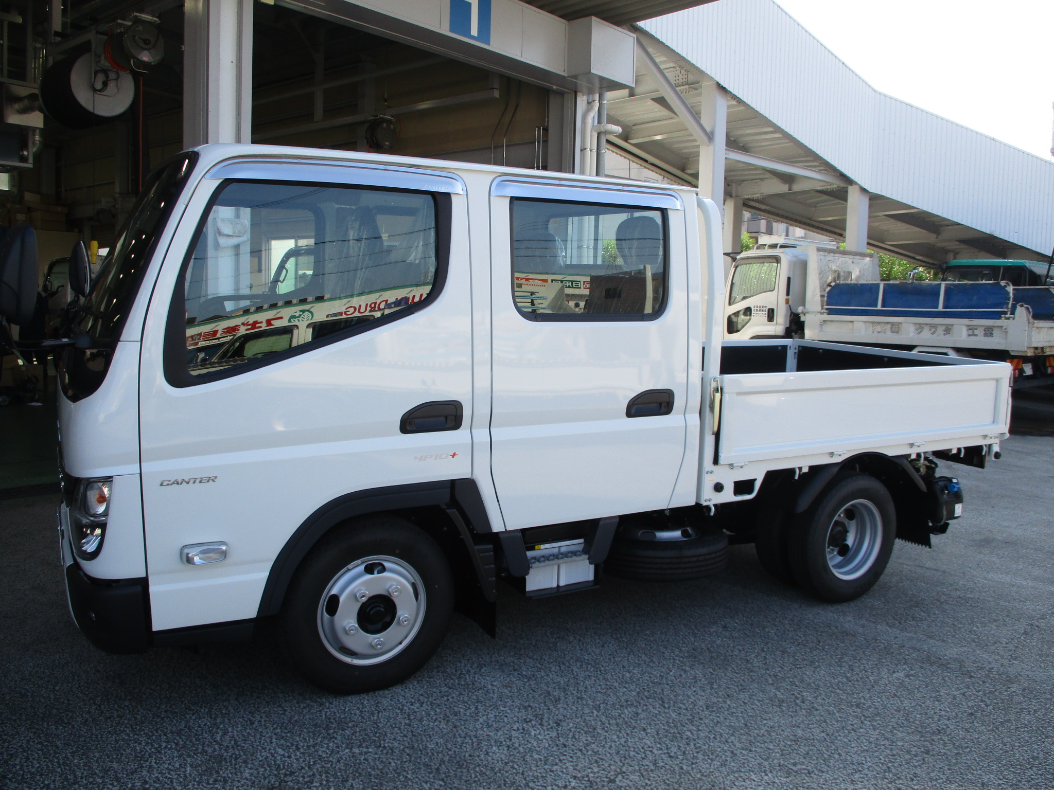 登録済み未使用車 三菱キャンター 2tWキャブ