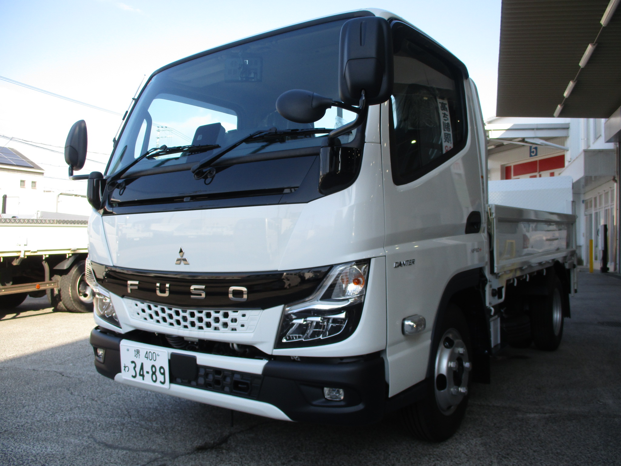登録済み未使用車 三菱キャンター垂直ゲート付き2tショート平