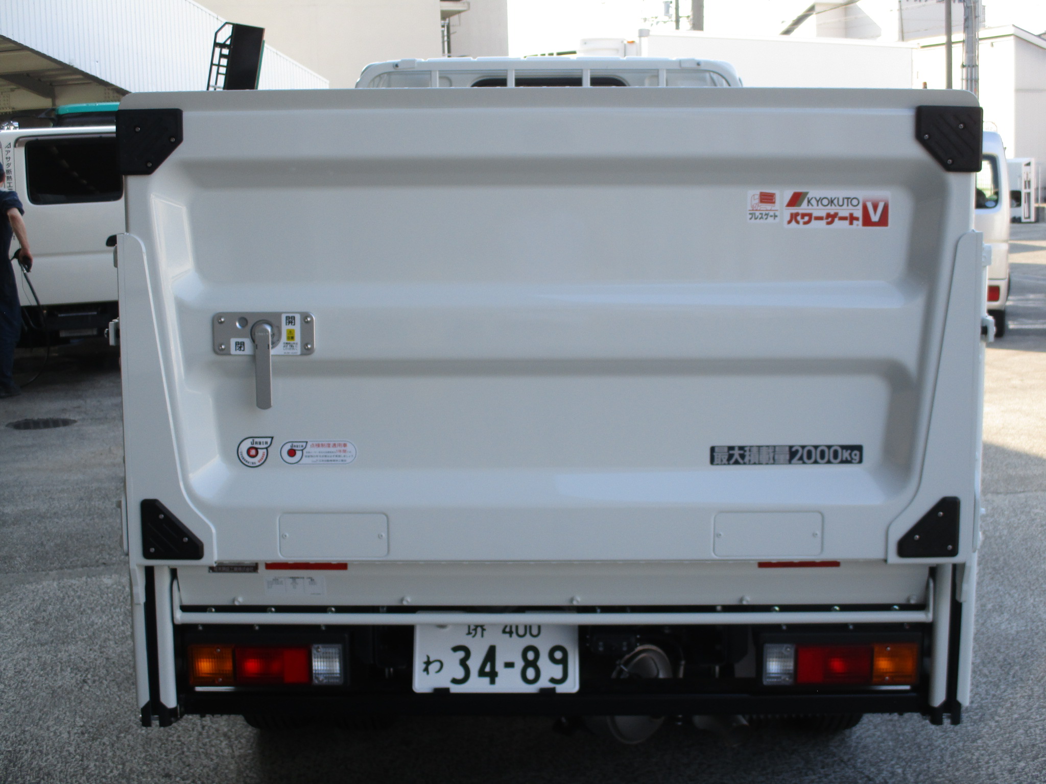 登録済み未使用車 三菱キャンター垂直ゲート付き2tショート平