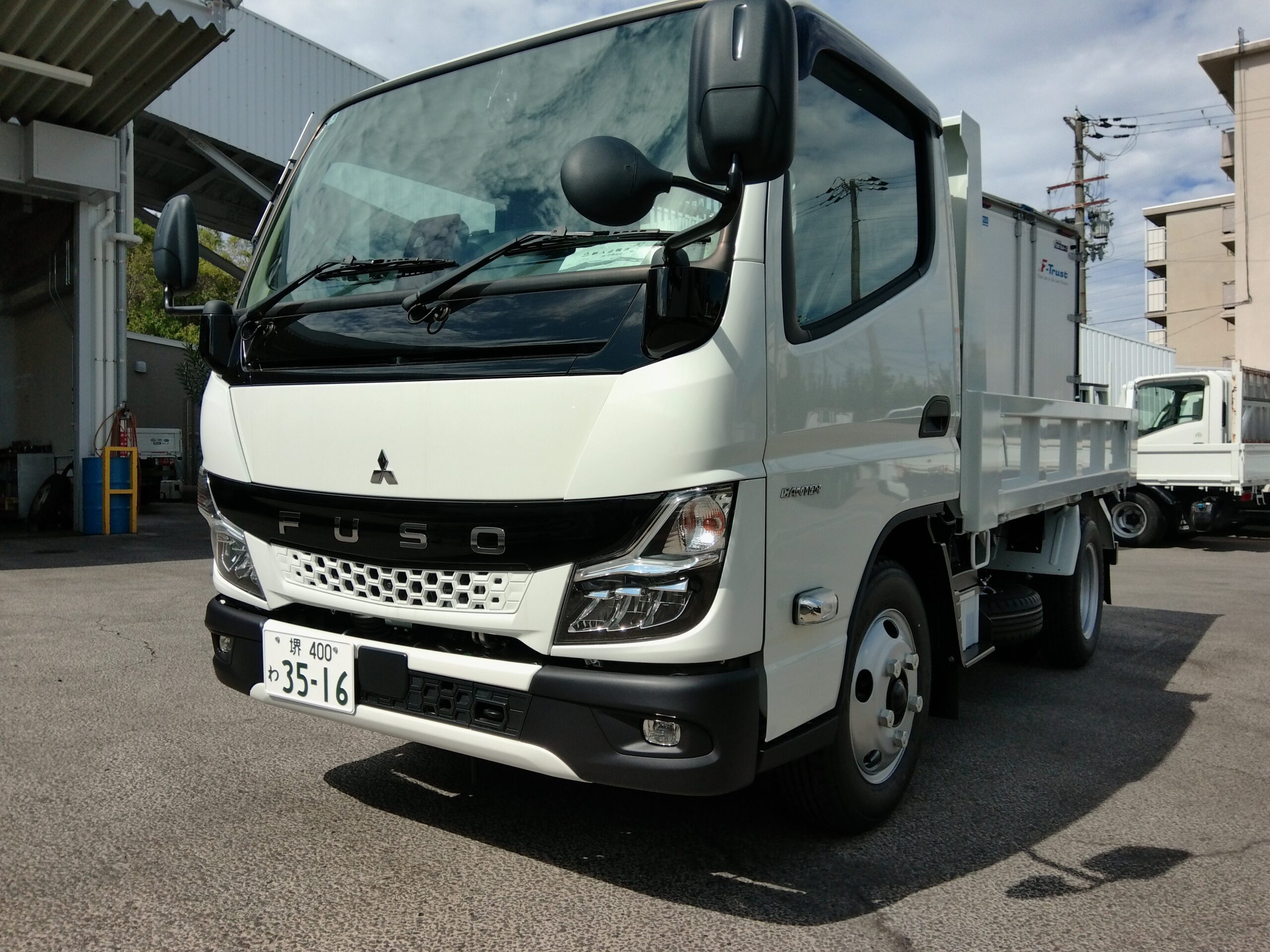 令和8年式　登録済み未使用車　キャンター3ｔダンプ