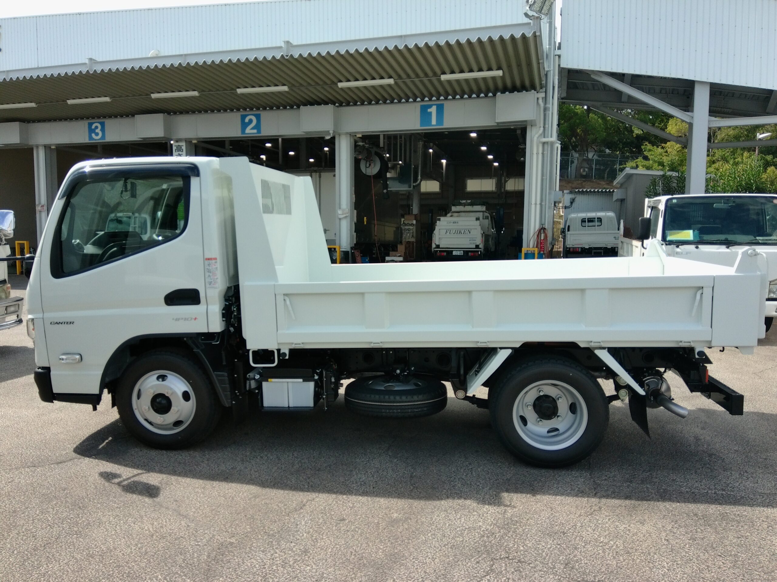 令和8年式　登録済み未使用車　キャンター3ｔダンプ