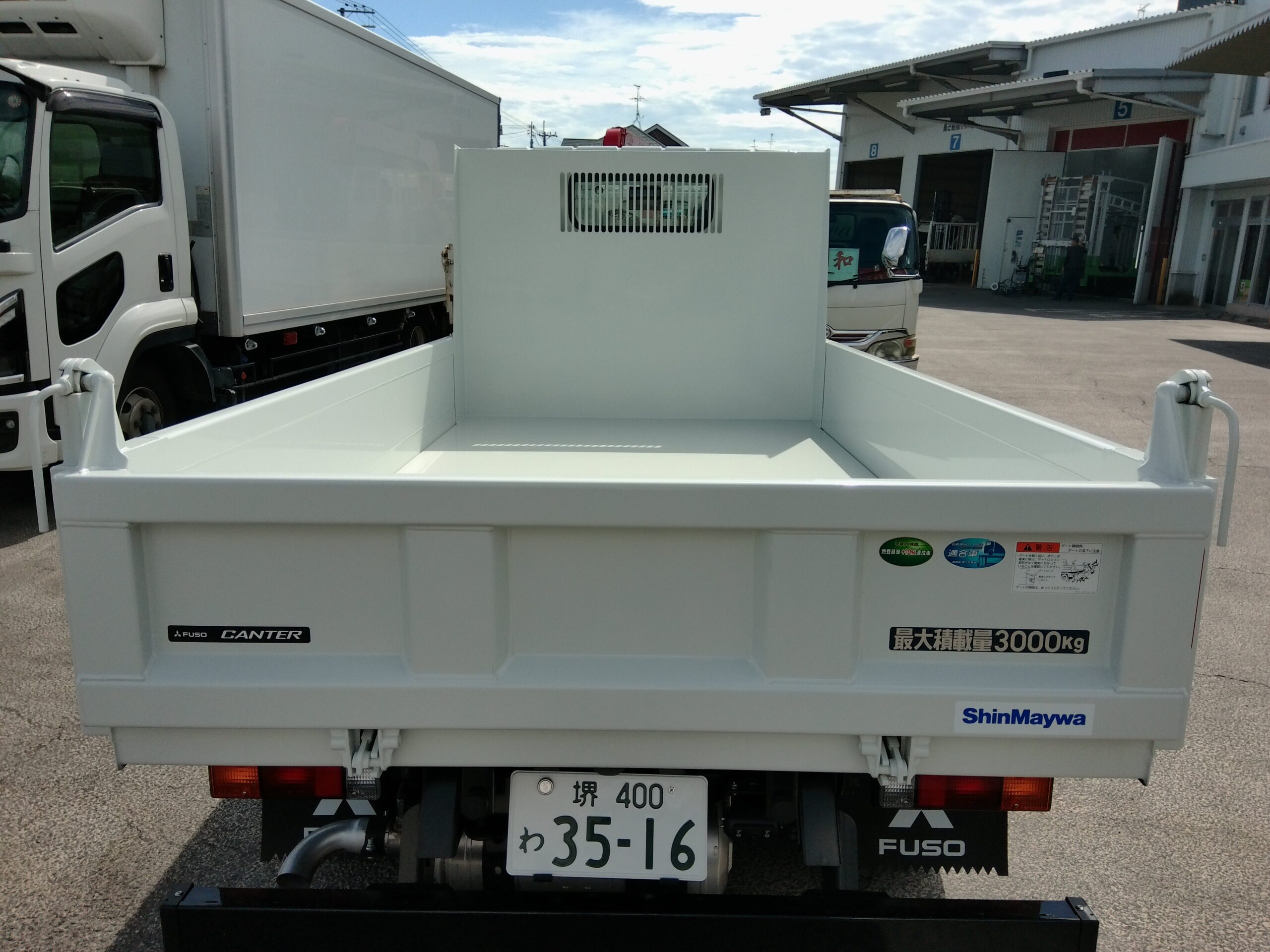 令和8年式　登録済み未使用車　キャンター3ｔダンプ