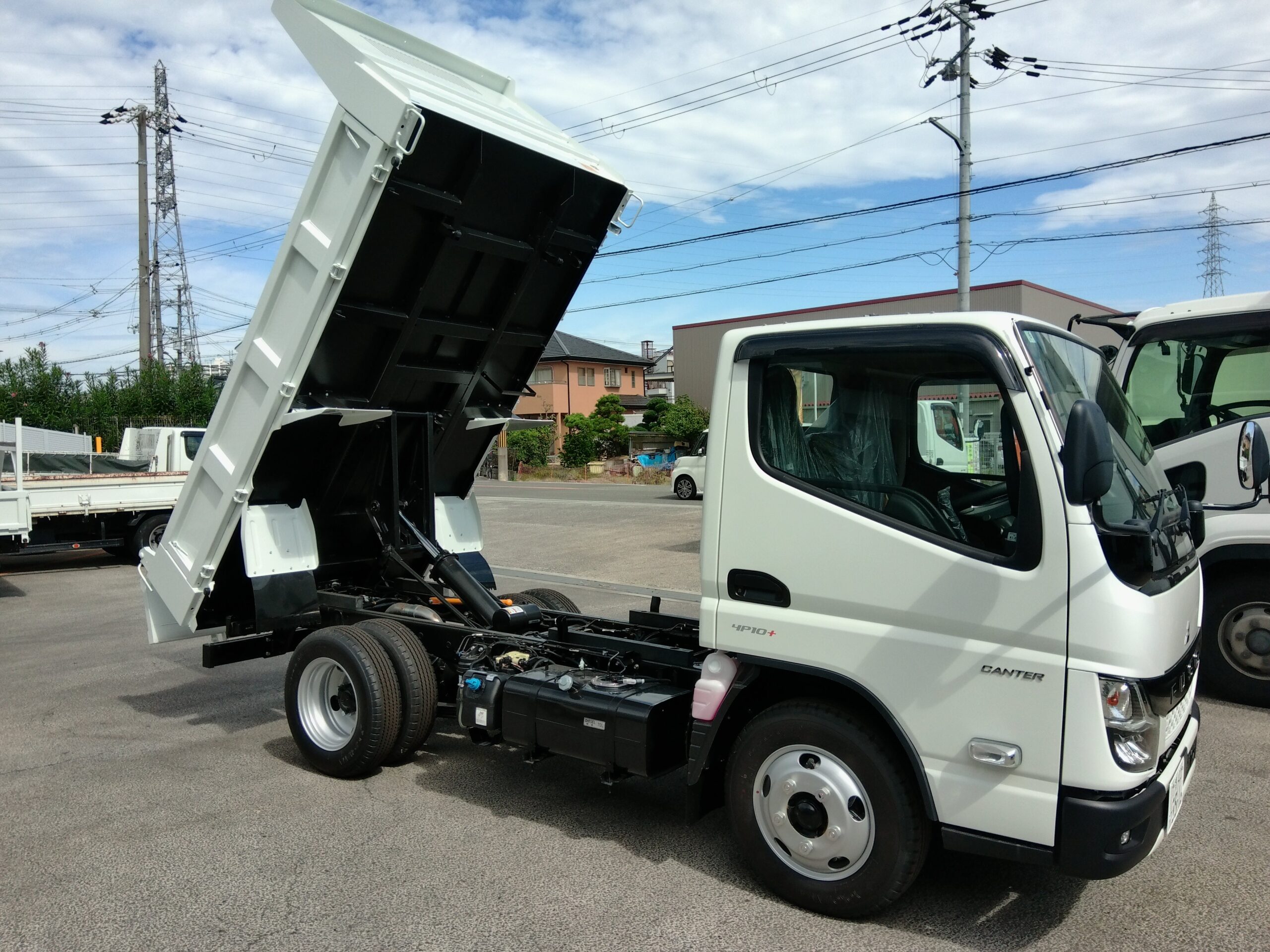 令和8年式　登録済み未使用車　キャンター3ｔダンプ