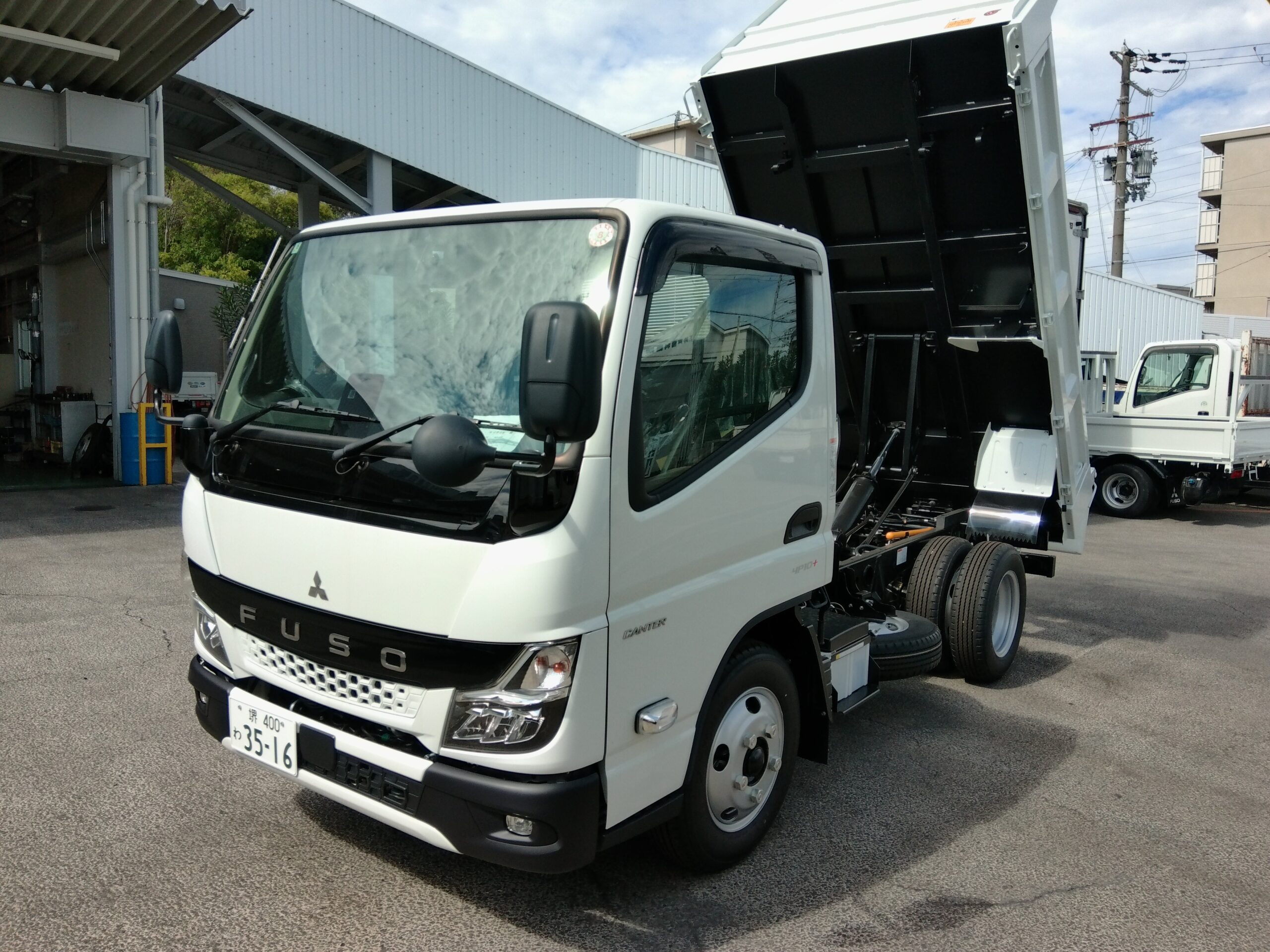 令和8年式　登録済み未使用車　キャンター3ｔダンプ
