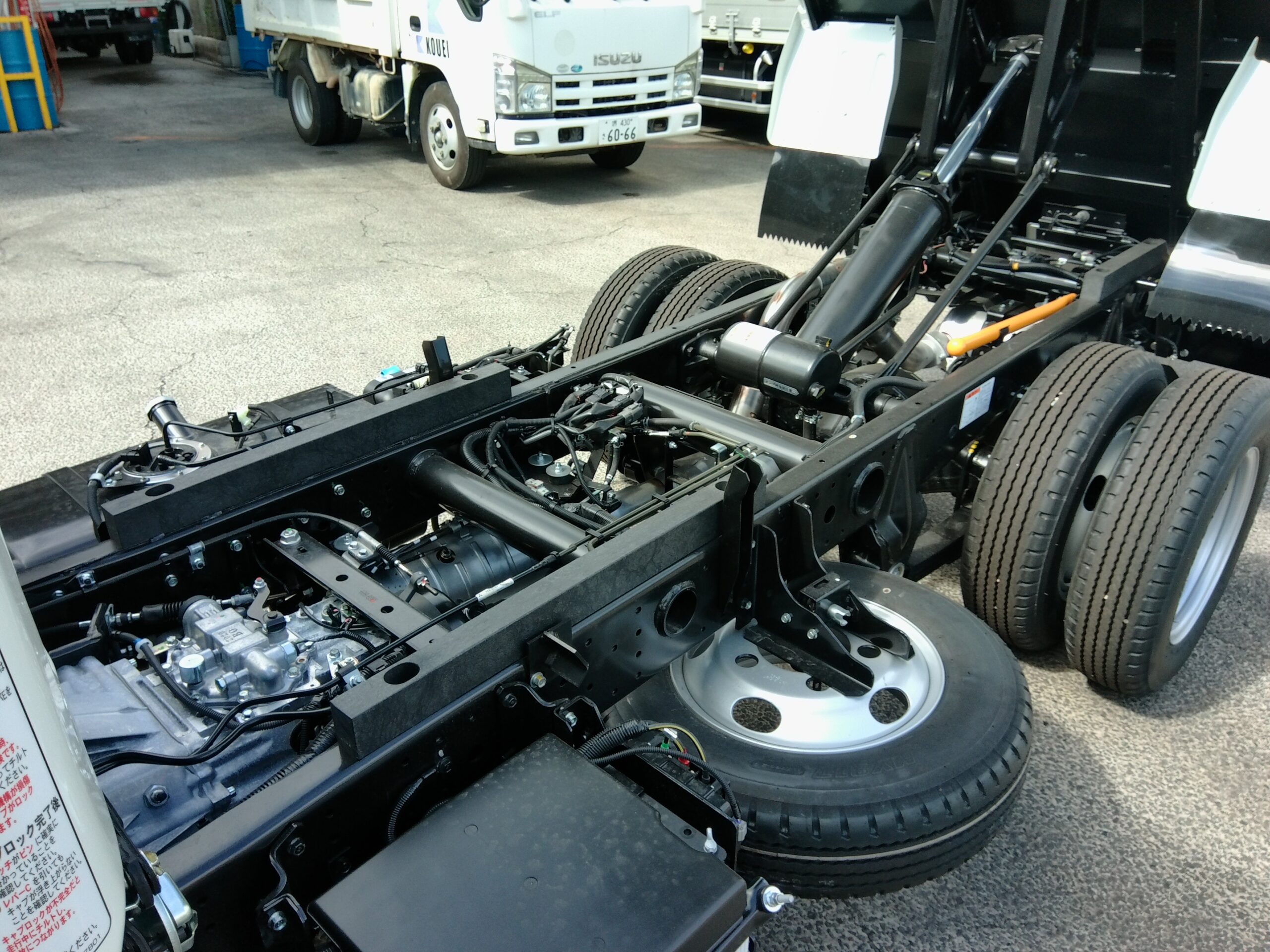 令和8年式　登録済み未使用車　キャンター3ｔダンプ