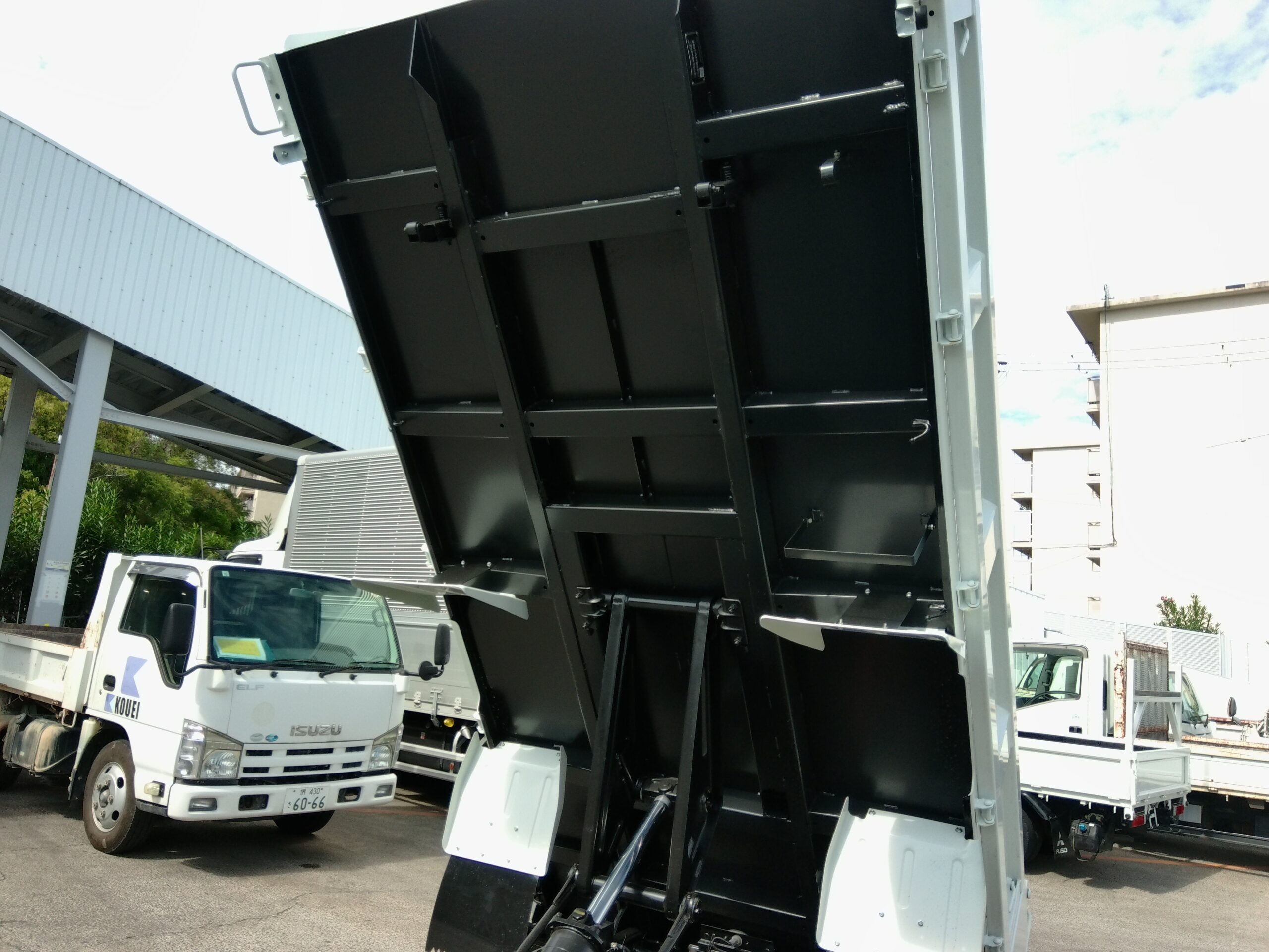 令和8年式　登録済み未使用車　キャンター3ｔダンプ